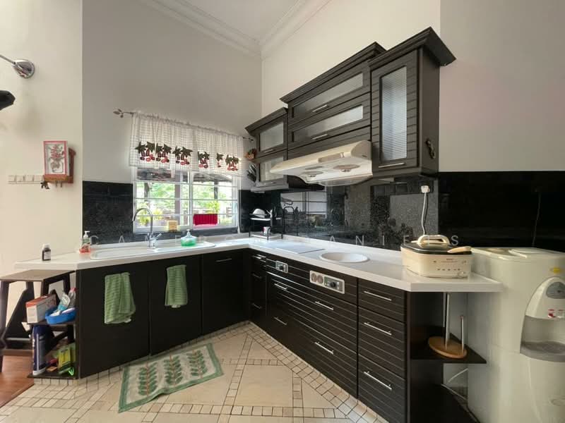 Bungalow for Sale in Taman Yarl (Jalan Klang Lama (Old Klang Road)) - Cameron Daniels - Kitchen - PropertyGuru.com.my