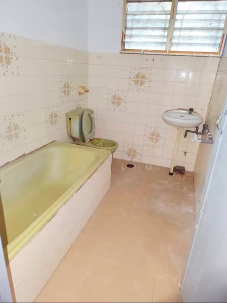 Rumah Berkembar untuk Dijual di Taman Desa Rasah (Rasah) - Sky Lim - Bathroom - PropertyGuru.com.my