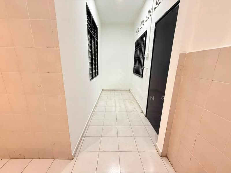 1-storey Terraced House for Sale in Bandar Pulai Jaya (Kulai) - Daniel Yong - Corridor - PropertyGuru.com.my