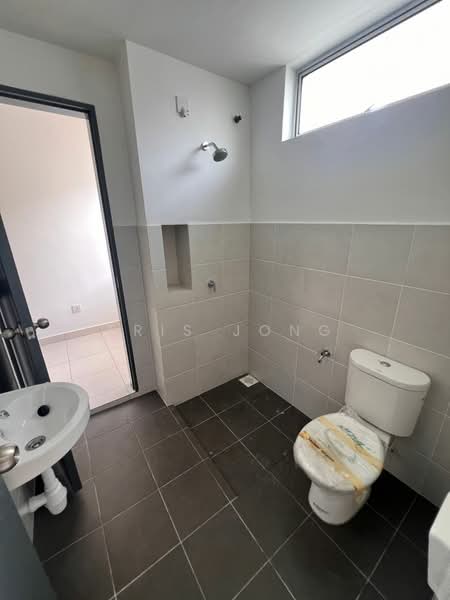 Rumah Teres untuk Dijual di Taman Sri Rawang (Rawang) - Tris Jong - Bathroom - PropertyGuru.com.my