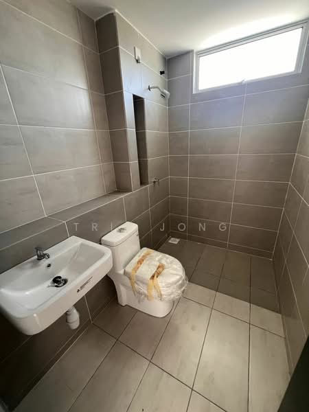 Rumah Teres untuk Dijual di Taman Sri Rawang (Rawang) - Tris Jong - Bathroom - PropertyGuru.com.my