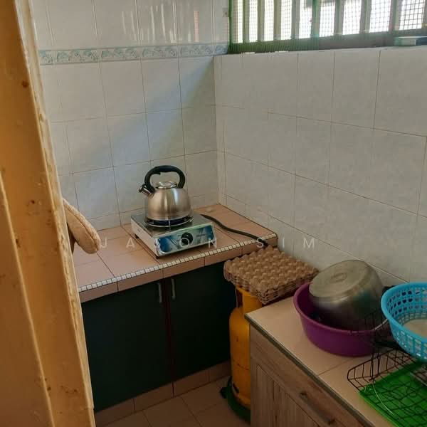 Rumah Teres 1.5 Tingkat untuk Dijual di Taman Bukit Jaya (Ulu Tiram) - Jason Sim - Kitchen - PropertyGuru.com.my