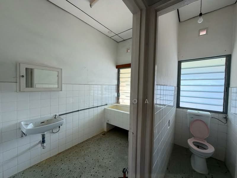 Rumah Teres 2-Tingkat untuk Dijual di Island Park (Jelutong) - Ping Koay - Bathroom - PropertyGuru.com.my