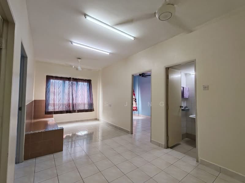 Rumah Flat untuk Dijual di Bandar Country Homes - Tris Jong - Living Room - PropertyGuru.com.my