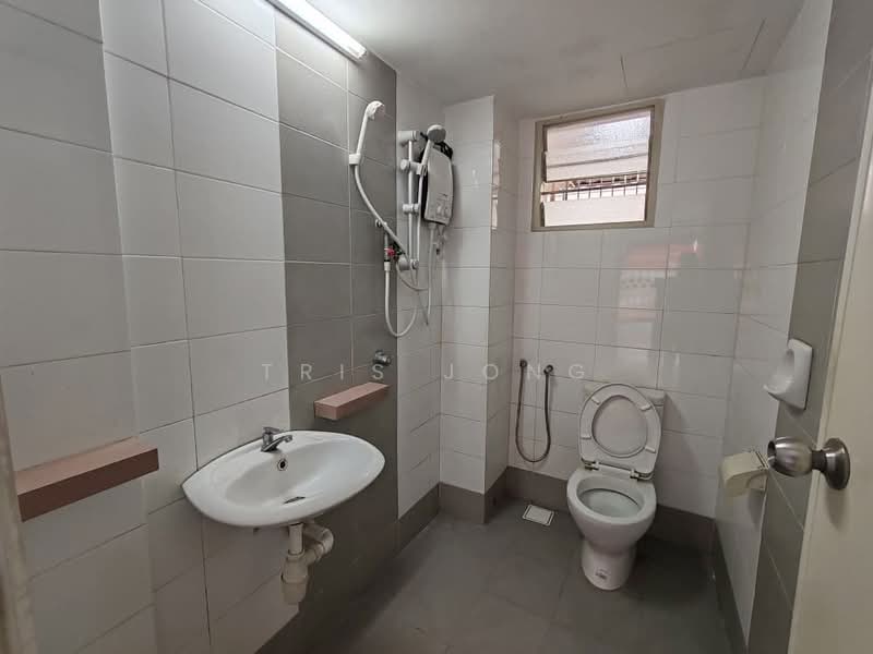 Rumah Flat untuk Dijual di Bandar Country Homes - Tris Jong - Bathroom - PropertyGuru.com.my