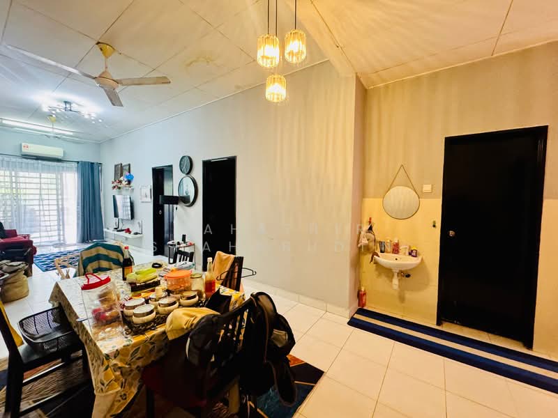 1-storey Terraced House for Sale in Bandar Putera 2 (Klang) - Nahathir Shahabudin - Living Room - PropertyGuru.com.my