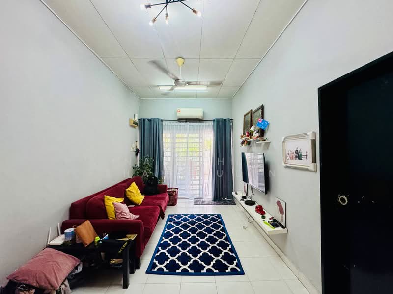 1-storey Terraced House for Sale in Bandar Putera 2 (Klang) - Nahathir Shahabudin - Living Room - PropertyGuru.com.my