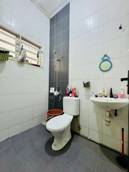 1-storey Terraced House for Sale in Bandar Putera 2 (Klang) - Nahathir Shahabudin - Bathroom - PropertyGuru.com.my