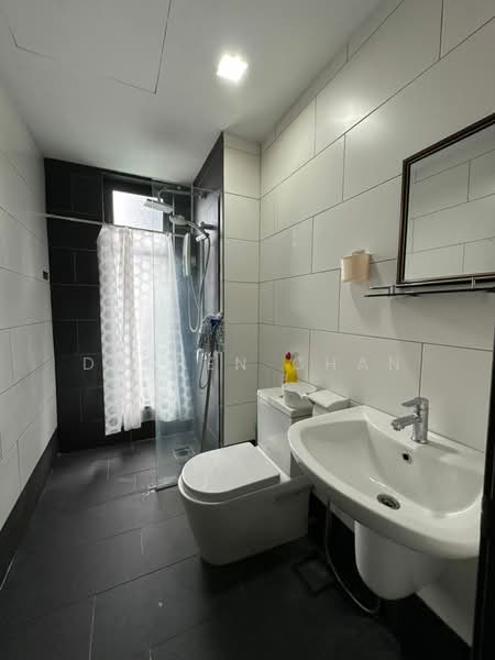 Servis Apartment untuk Disewa di Univ 360 Place - Darren Chan - Bathroom - PropertyGuru.com.my