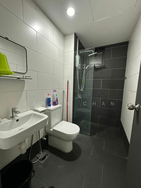 Servis Apartment untuk Disewa di Univ 360 Place - Darren Chan - Bathroom - PropertyGuru.com.my