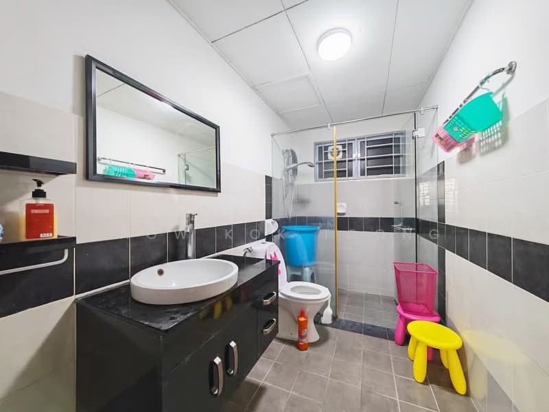 Service Residence for Sale at Koi Kinrara - Chow Kok Toong - Bathroom - PropertyGuru.com.my