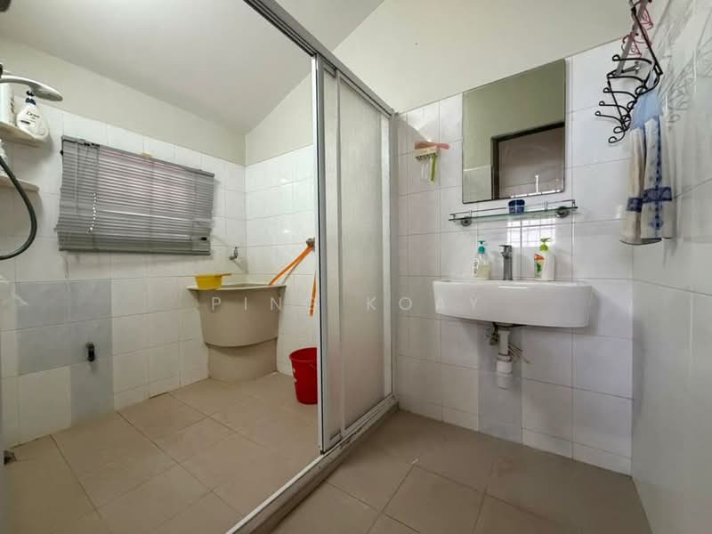 Semi-Detached House for Sale in Island Park (Jelutong) - Ping Koay - Bathroom - PropertyGuru.com.my
