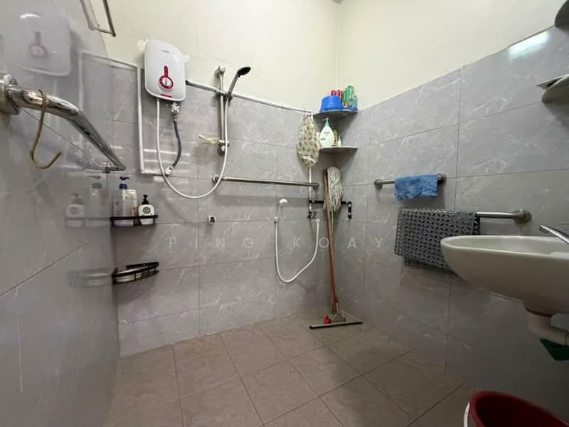 Semi-Detached House for Sale in Island Park (Jelutong) - Ping Koay - Bathroom - PropertyGuru.com.my