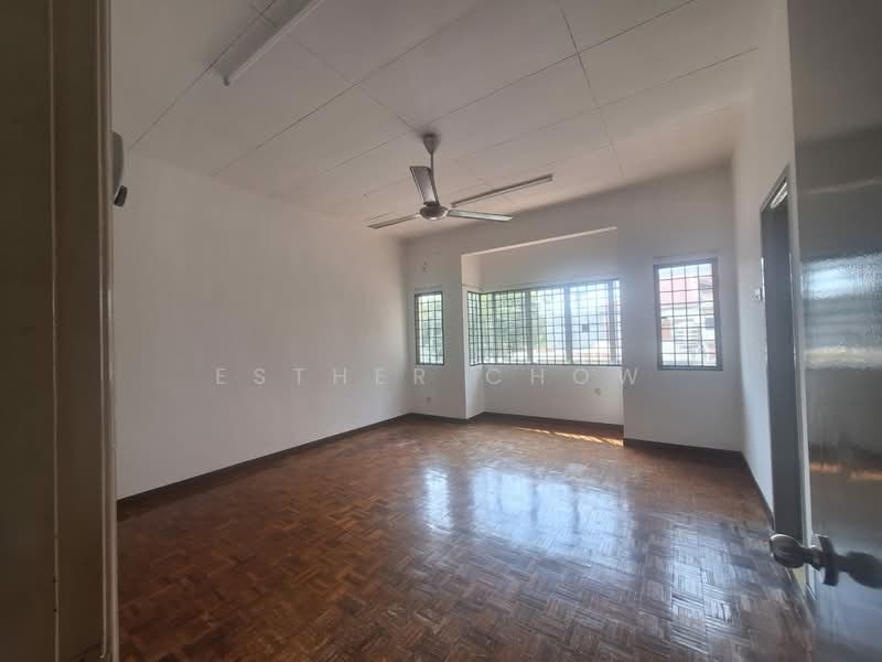 2-storey Terraced House for Sale in Taman Kelana Idaman (Ara Damansara) - Esther Chow - Living Room - PropertyGuru.com.my