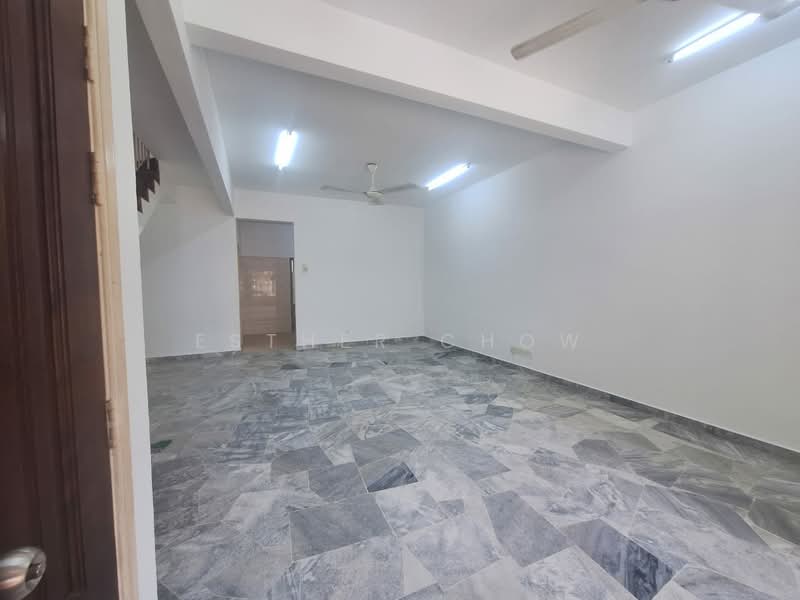2-storey Terraced House for Sale in Taman Kelana Idaman (Ara Damansara) - Esther Chow - Living Room - PropertyGuru.com.my