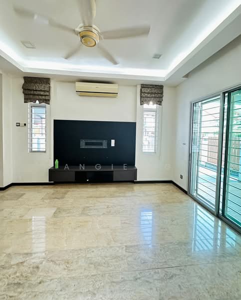 Rumah Kluster untuk Dijual di Kota Emerald (Rawang) - Angie Ng - Living Room - PropertyGuru.com.my