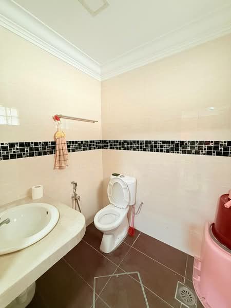 Rumah Teres 2 Tingkat untuk Dijual di Taman Desa Serdang (Seri Kembangan) - Mohd Aizat Saiful Bahri - Bathroom - PropertyGuru.com.my
