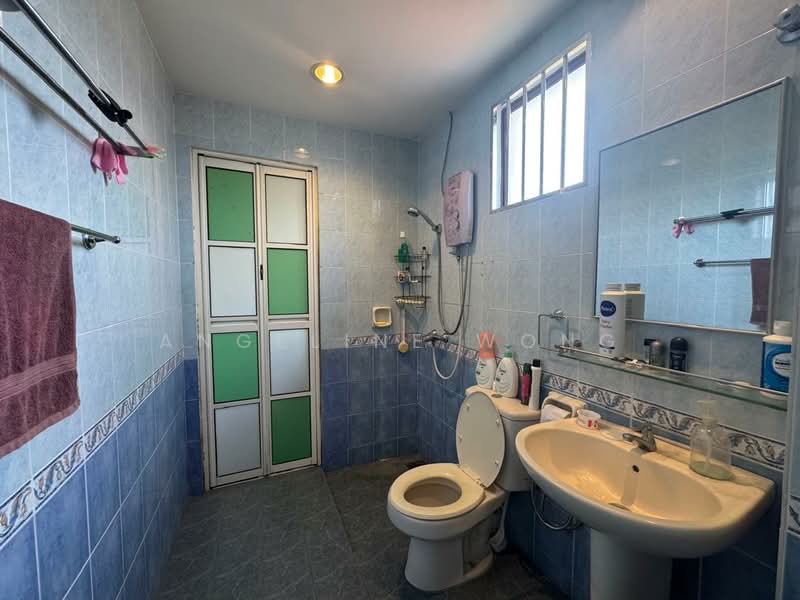 Rumah Berkembar untuk Dijual di Bandar Putra Permai (Seri Kembangan) - Angeline Wong - Bathroom - PropertyGuru.com.my