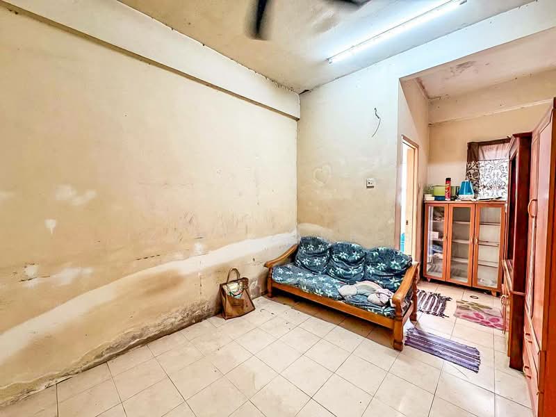 Pangsapuri untuk Dijual di Vista Indah Putra - Izzat Zamros - Living Room - PropertyGuru.com.my