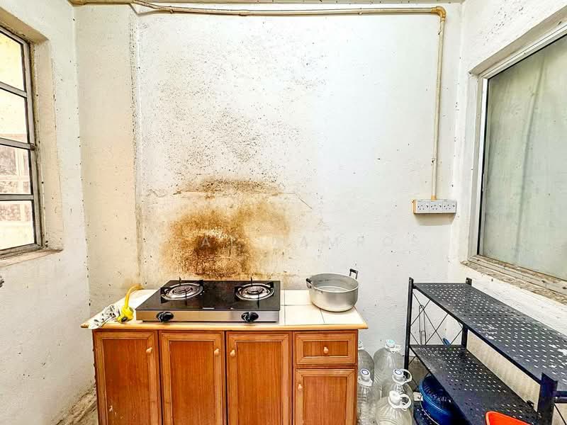 Pangsapuri untuk Dijual di Vista Indah Putra - Izzat Zamros - Kitchen - PropertyGuru.com.my
