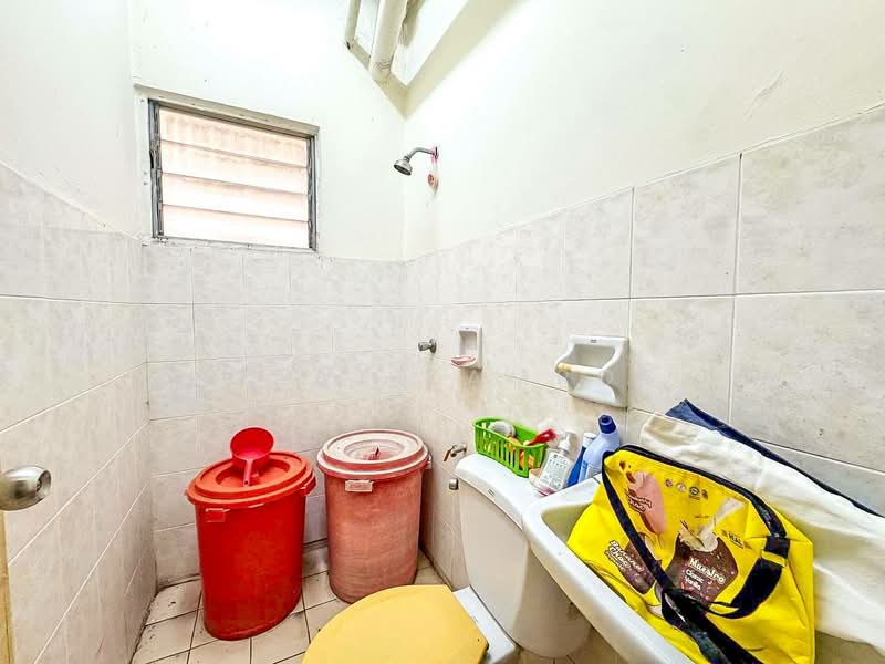 Pangsapuri untuk Dijual di Vista Indah Putra - Izzat Zamros - Bathroom - PropertyGuru.com.my