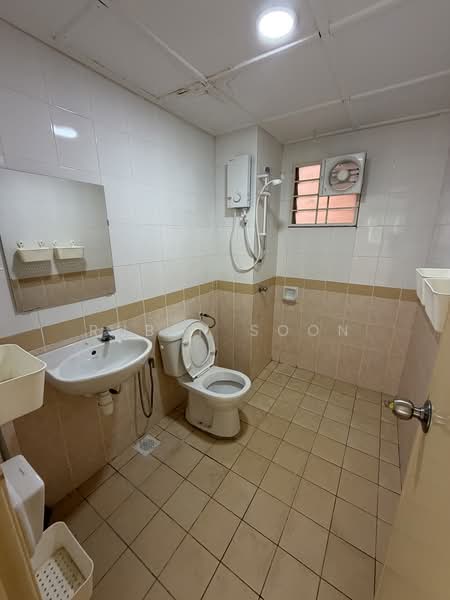 Apartment for Sale at D'shire Villa - RUBEN SOON - Attached bathroom in master bedroom - PropertyGuru.com.my