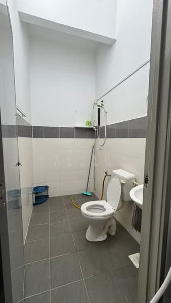 Semi-Detached House for Rent in Kuantan (Pahang) - Farah Hanan - Bathroom - PropertyGuru.com.my
