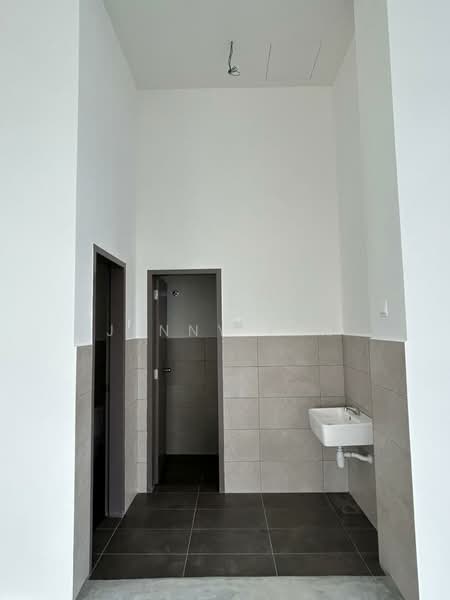 Semi-D Factory for Rent in Klang (Selangor) - Jenny Tan - Bathroom - PropertyGuru.com.my