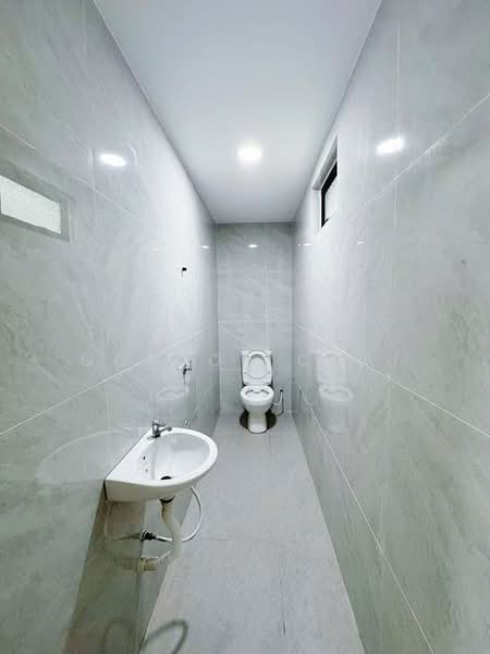 Rumah Teres 2 Tingkat untuk Dijual di Taman Sentosa (Johor Bahru) - Gordon Chai - Bathroom - PropertyGuru.com.my