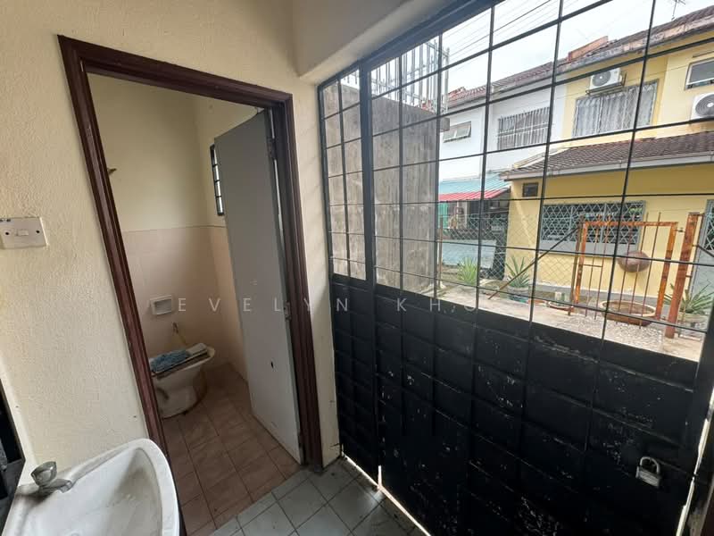 Rumah Teres 2 Tingkat untuk Disewa di Taman Bukit Rawang Jaya (Rawang) - Evelyn Khoo - Toilet - PropertyGuru.com.my