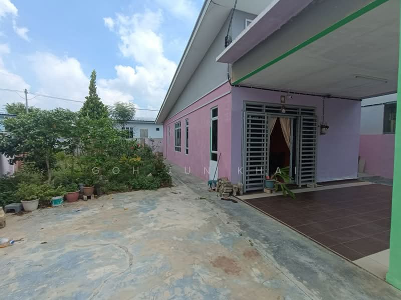 1-storey Terraced House for Rent in Lipat Kajang (Jasin) - Goh Jun Khai - Exterior - PropertyGuru.com.my