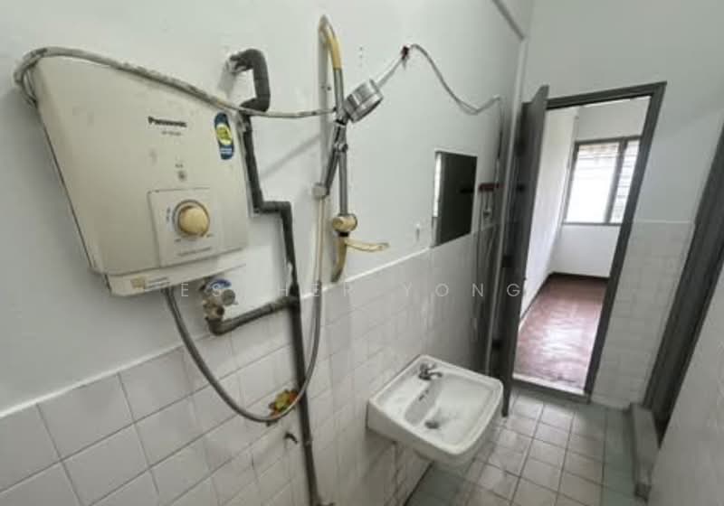 Rumah Flat untuk Disewa di Taman Bukit Ria - Esther Yong - Bathroom - PropertyGuru.com.my