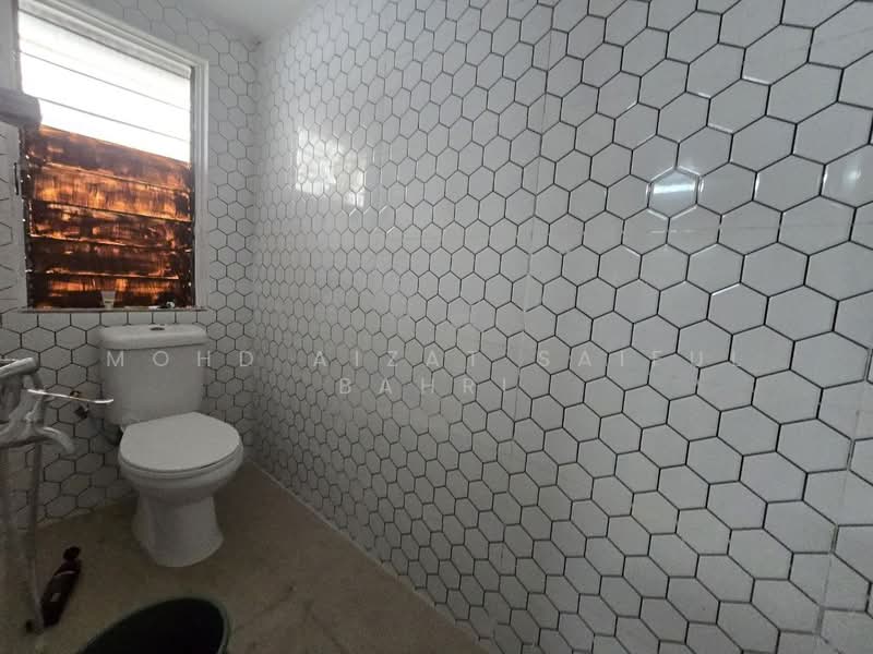 2-storey Terraced House for Sale in Taman Cempaka (Ampang) - Mohd Aizat Saiful Bahri - Bathroom - PropertyGuru.com.my