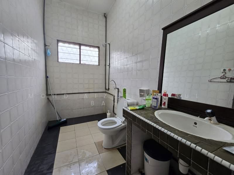 2-storey Terraced House for Sale in Taman Cempaka (Ampang) - Mohd Aizat Saiful Bahri - Bathroom - PropertyGuru.com.my