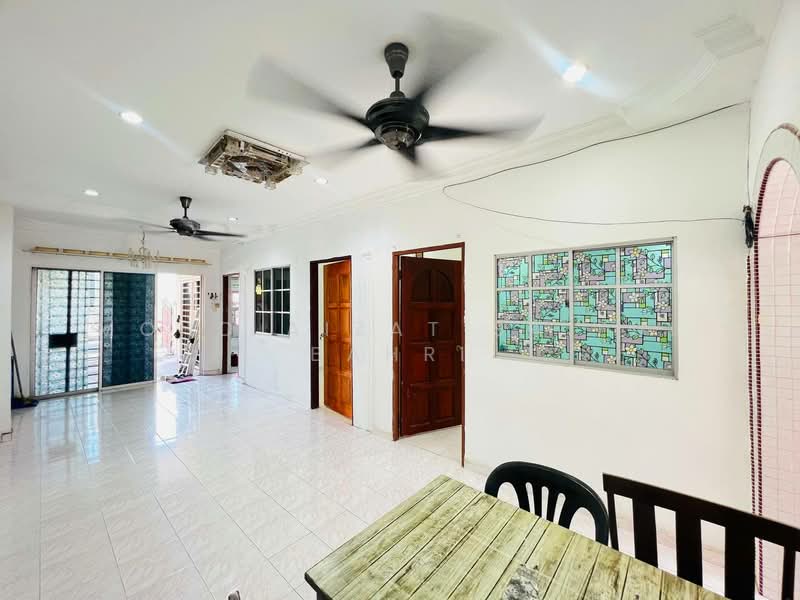 Rumah Teres 1 Tingkat untuk Dijual di Bandar Kinrara Seksyen 1 (Bandar Kinrara) - Mohd Aizat Saiful Bahri - Living Room - PropertyGuru.com.my
