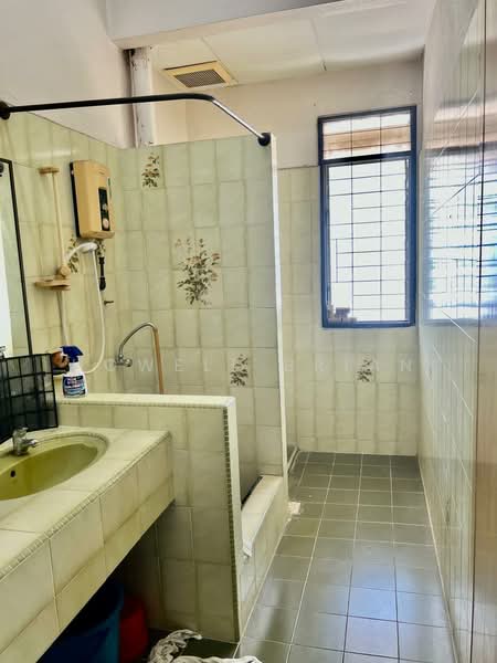 Rumah Teres 2.5 Tingkat untuk Dijual di George Town (Penang) - howell brian - Bathroom - PropertyGuru.com.my
