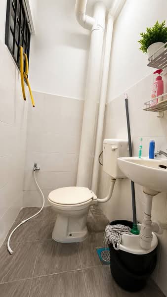 Apartment for Sale at Lakeview Apartments - Hazeman Omar - Bathroom - PropertyGuru.com.my