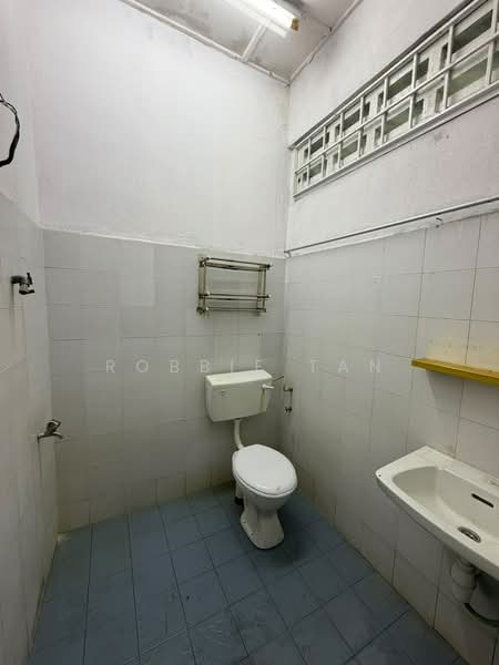 1-storey Terraced House for Rent in Taman Universiti (Skudai) - Robbie Tan - Bathroom - PropertyGuru.com.my