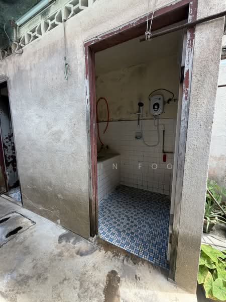 Shop for Sale in Pekan Teluk Intan (Teluk Intan) - Kelvin Foo - Bathroom - PropertyGuru.com.my