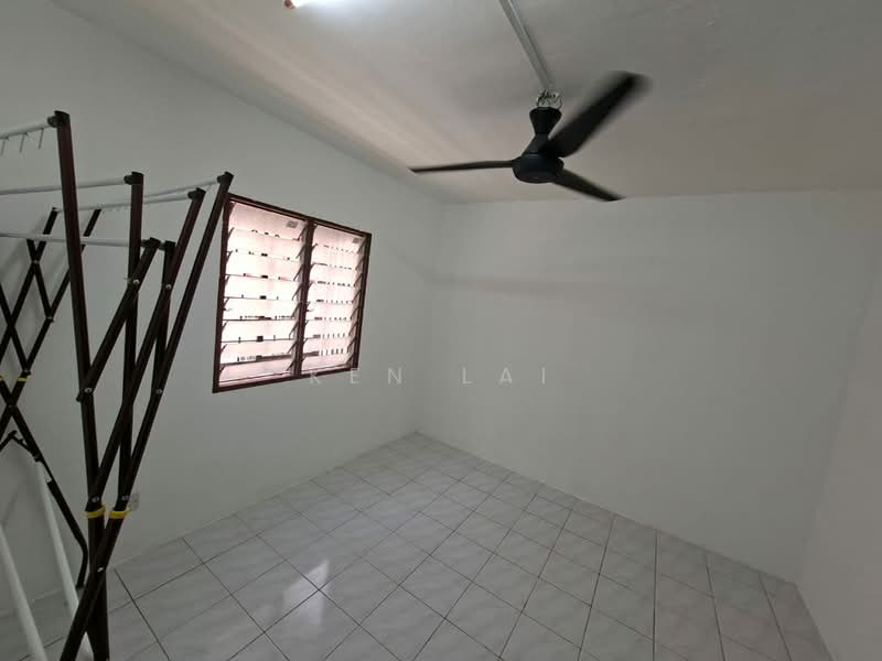 Flat for Sale at Lestari Apartment - Ken Lai - Master bedroom - PropertyGuru.com.my