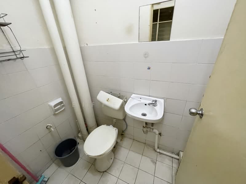 Apartment for Rent at Pangsapuri Lagoon Perdana - Eiffel Lai - Bathroom - PropertyGuru.com.my