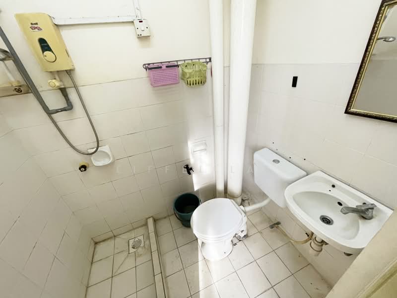 Apartment for Rent at Pangsapuri Lagoon Perdana - Eiffel Lai - Bathroom - PropertyGuru.com.my