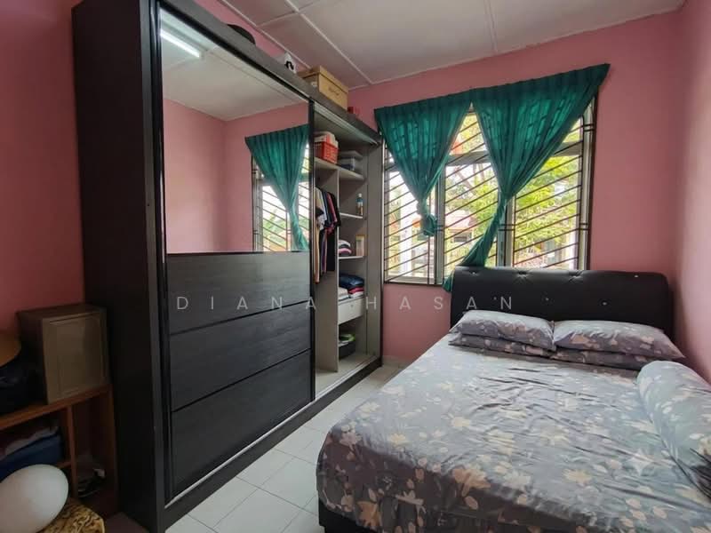 Rumah Teres 1 Tingkat untuk Dijual di Taman Desaria (Nilai) - Diana Hasan - Bedroom - PropertyGuru.com.my