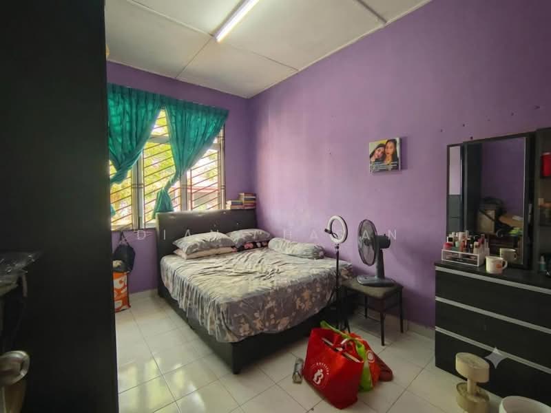 Rumah Teres 1 Tingkat untuk Dijual di Taman Desaria (Nilai) - Diana Hasan - Bedroom - PropertyGuru.com.my