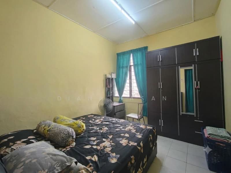 Rumah Teres 1 Tingkat untuk Dijual di Taman Desaria (Nilai) - Diana Hasan - Bedroom - PropertyGuru.com.my