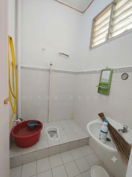 Rumah Teres 1 Tingkat untuk Dijual di Taman Desaria (Nilai) - Diana Hasan - Bathroom - PropertyGuru.com.my