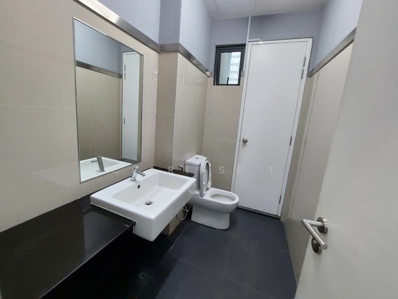 Pejabat untuk Disewa di Kampung Kerinchi (Bangsar South) (Kuala Lumpur) - Clarisse T - Bathroom - PropertyGuru.com.my