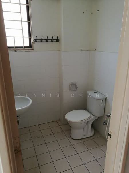 Rumah Flat untuk Dijual di Sri Manja Square Petaling Jaya - Dennis Chang - Bathroom - PropertyGuru.com.my