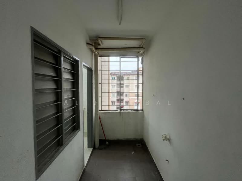Apartment for Sale at Pangsapuri Akasia (Bandar Botanic) - Aliff Iqbal - Corridor - PropertyGuru.com.my