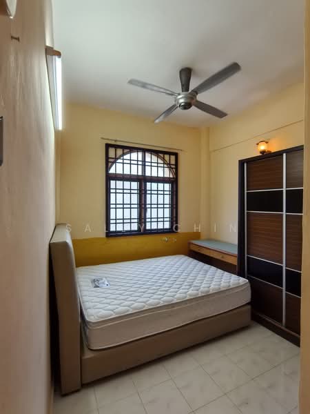 Pangsapuri untuk Dijual di Ferringhi Mutiara Apartment - Sally Chin - Master Bedroom - PropertyGuru.com.my